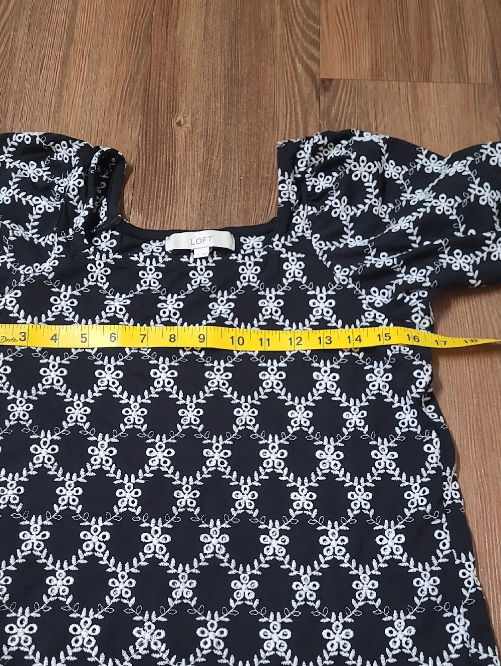 LOFT Black and White Smocked Puff Sleeve‎ Blousefor women zise m good condition